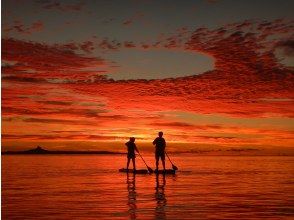 [พิพิธภัณฑ์สัตว์น้ำชูราอุมิ, พื้นที่หมู่บ้านนาคิจิน, หาดลับ, บริการถ่ายภาพ] จำกัด 1 กลุ่มต่อวัน! ประสบการณ์ที่ไม่มีวันลืมและซาบซึ้งใจ: ล่องเรือ SUP ชมพระอาทิตย์ตกที่สวยงามตระการตา