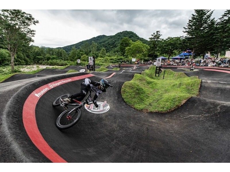 【北海道・余市】起伏の激しい自転車用コース！パンプトラック体験の紹介画像