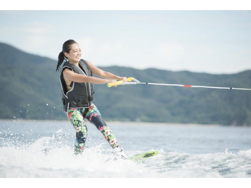 【奄美大島・南部】ワンポイントアドバイス付で初心者も楽しめる！ウェイクボード体験