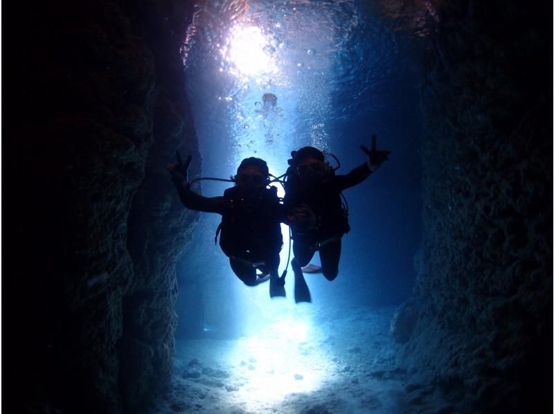 沖縄 青の洞窟ダイビング プチボートクルージング 限定５組の専属カメラマン同行プラン アクティビティジャパン