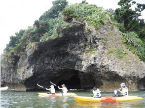 石垣島の神秘的な人気スポット青の洞窟に行くシーカヤック&シュノーケリングツアー！ 4歳〜OK！ツアーの写真データープレゼント！