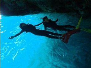 【沖縄青の洞窟・ボートで行くシュノーケル】満足度94%！プロ仕様カメラ撮影・特典多数