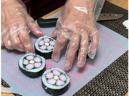 [Kyoto, Karasuma Oike, Nijo Castle] Pink, cute and delicious! Making sushi rolls decorated with peach blossoms (1 type)の画像