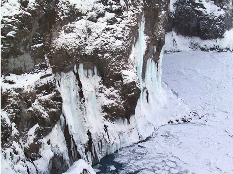 【北海道・知床】「湯の華の滝」「フレペの滝」2つの滝を巡るスノーシューツアー!6才から参加OK!