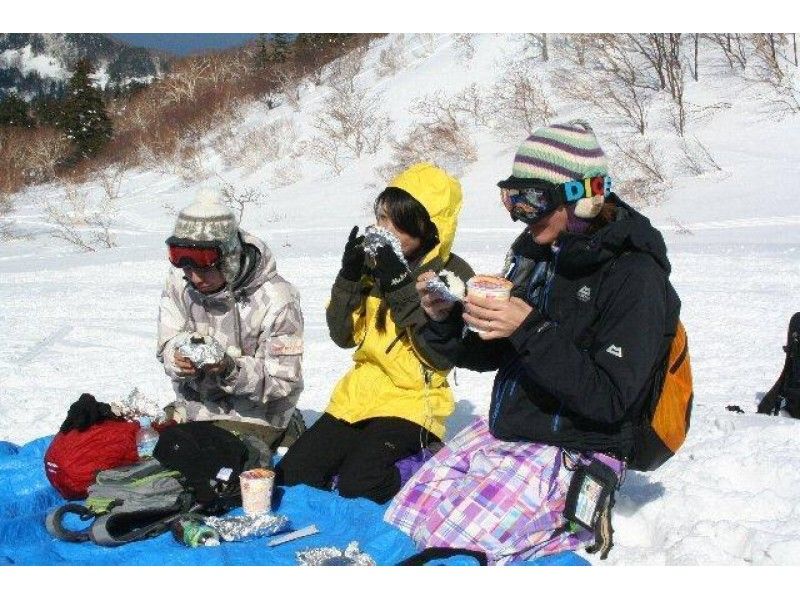 【北海道・利尻】初心者大歓迎！温泉付き！幻の三日月沼を訪ねるスノーシューハイキング＆島周りの紹介画像