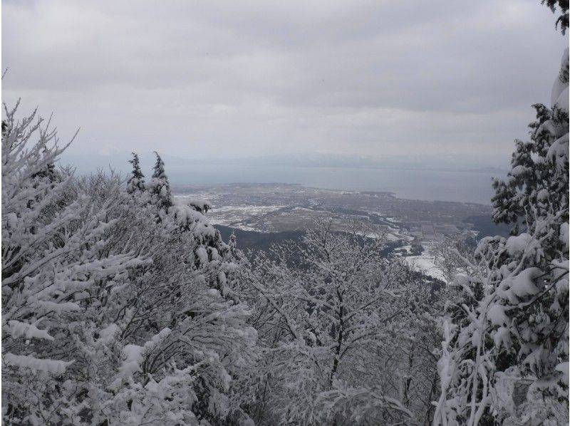 【滋賀・湖西】お気軽Snow Treck～雪のテラスからびわ湖を望む～（初心・初級編・レンタル込み）