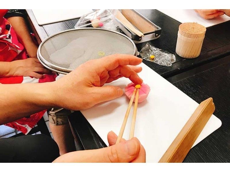【新宿区】国内外の著名人にも人気。新宿の名店で20年の職人に学ぶ、食べても美味しい美麗な和菓子作り