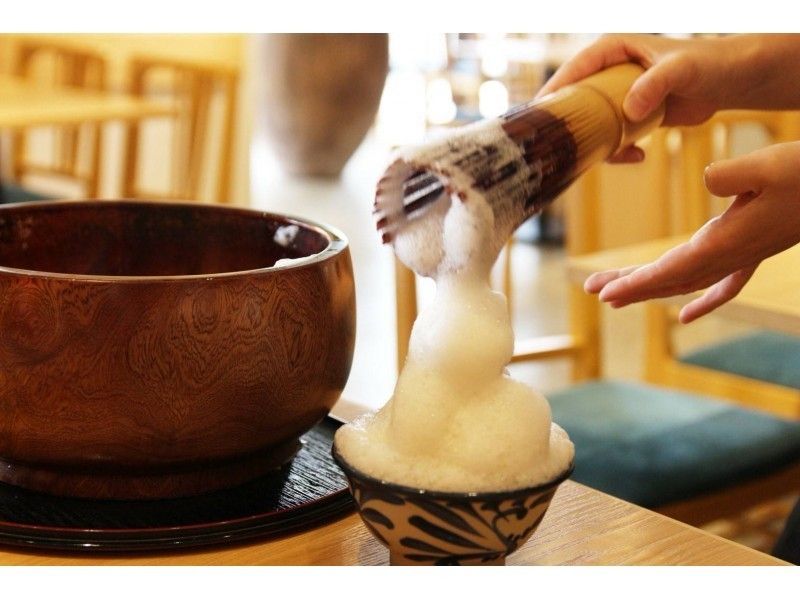 【沖縄・那覇市壺屋】琉球の伝統ぶくぶく茶 泡立て体験