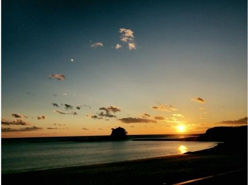 【三重・志摩】絶好の夕陽スポットで語り合おう！あづり浜で焚き火体験（１２月～２月限定）の画像