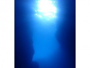 【沖縄・恩納村・青の洞窟】半日コース☆大人気「青の洞窟」体験ダイビング！餌付け＆写真無料！