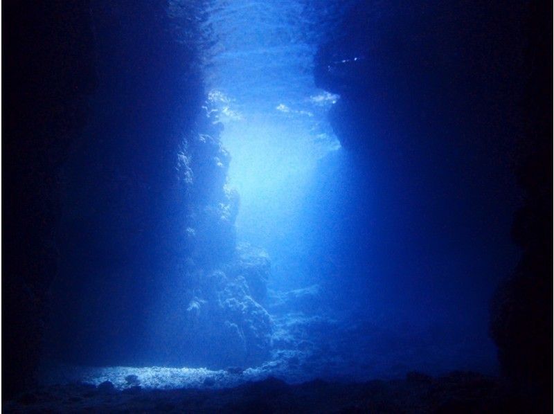 [ 오키나와 중부] 푸른 동굴 체험 다이빙 ☆ 전속 가이드 전세 개최 · 여행 사진 선물 포함!の紹介画像