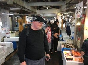 【東京・北千住】活気ある魚市場を見学！北千住・柴又ウォーキングツアー
