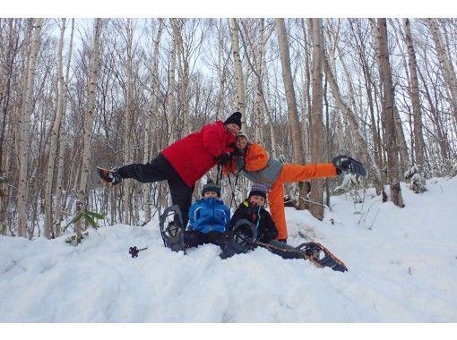 【札幌中心部・送迎付き】北国の森、スノーシュートレッキング旭山記念公園ツアー。の画像