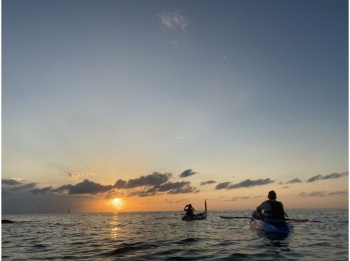 サンセットマングローブカヤックツアー【当日予約可】★ツアー画像プレゼント！女子旅・カップルに大人気！アクセス便利な本島中部の画像