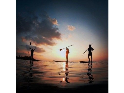 【沖縄・今帰仁村】1組限定！サンセットSUPで優雅に沈む夕日を！フォトプラン（90分）の画像
