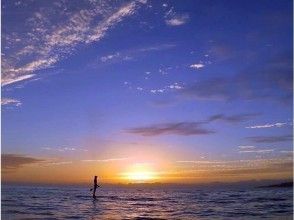 【沖縄・今帰仁村】1日1組限定！SUPで優雅に沈む夕日を！サンセットプラン+フォトツアー（90分）