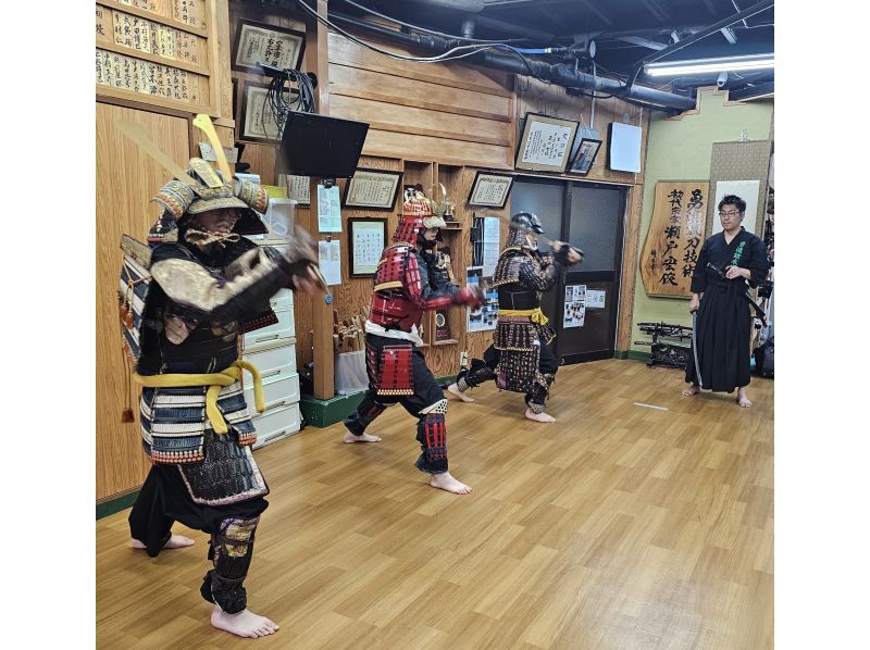 【오사카·교바시】일본도·검술·경기 체험 “갑옷 무자·무장 코스”일본도 체험! 갑옷을 와서 칼을 배우고 마지막으로 실제로 검술 승부の紹介画像