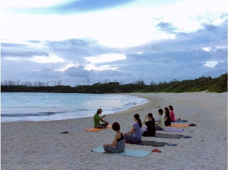 【沖縄・今帰仁村】波の音を聴きながら至福のBeach Yoga体験+フォトセッション（70分）