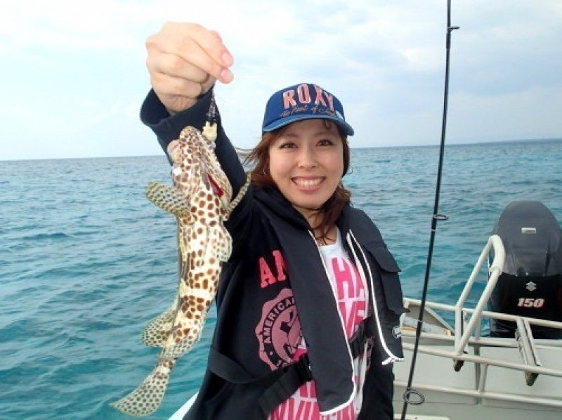 釣り船で釣果を誇る女性