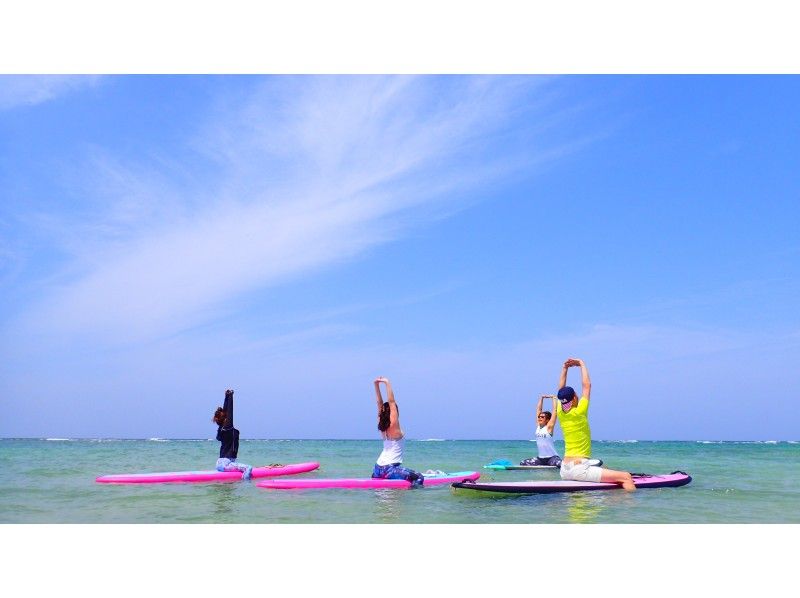 [Onna村或Yomitan村举行/ 1.5小时]在海上终极放松SUP瑜伽☆用毛巾♪の紹介画像
