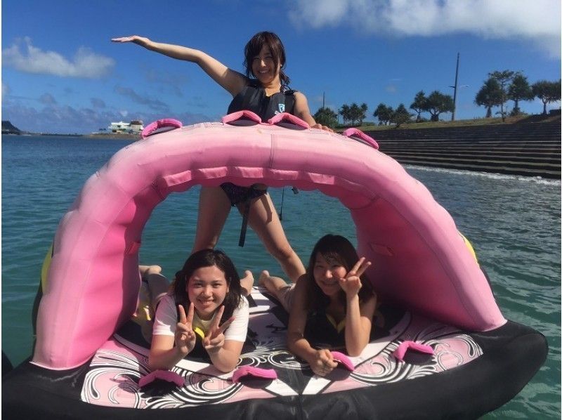 【沖縄県・うるま市】パラセーリング1回・マリンチューブ乗り放題貸切りプラン！！子供割り引き有り