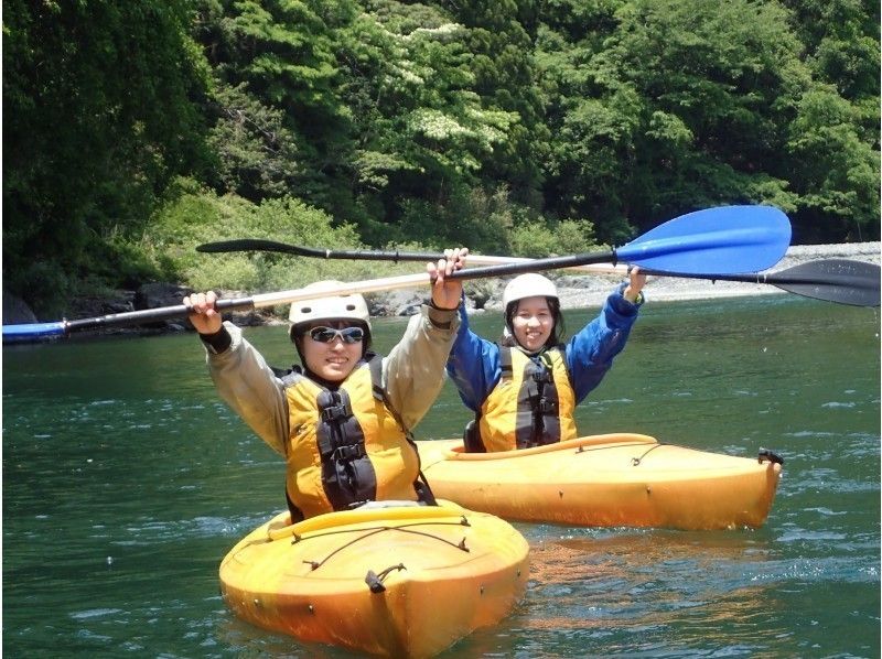 在靜岡縣喜田川享受皮划艇遊覽的女性“CreekSound”