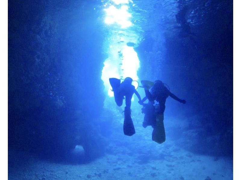 Same-day reservations welcome ☆ Super Summer Sale 2024! Private Blue Cave Experience Diving for 1 group [Onna Village, Okinawa Prefecture] Come empty-handed ☆ Free GoPro photo and feeding!の紹介画像