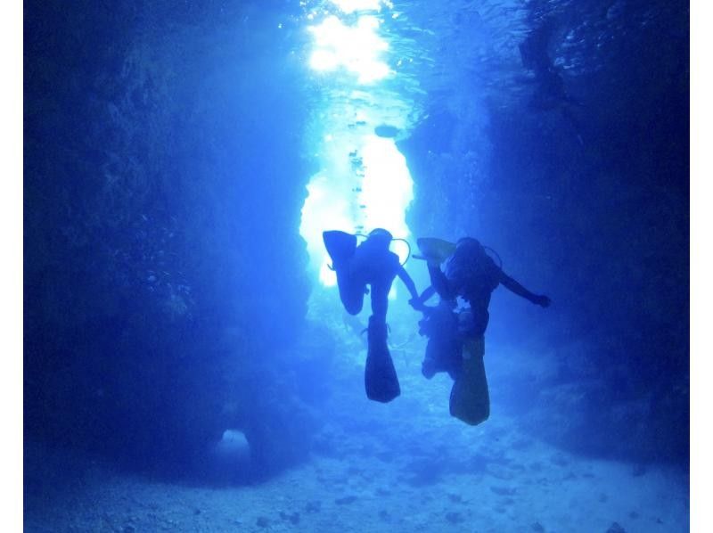 Same-day reservations welcome ☆ Private Blue Cave Experience Diving for 1 group [Onna Village, Okinawa Prefecture] Come empty-handed ☆ Free GoPro photo and feeding!の紹介画像