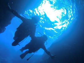 1 group chartered blue cave experience diving ☆ Okinawa Prefecture ☆ Same-day reservations welcome ☆ Empty-handed OK ☆ GoPro photo images & free fish feeding! !Spring sale underwayの画像