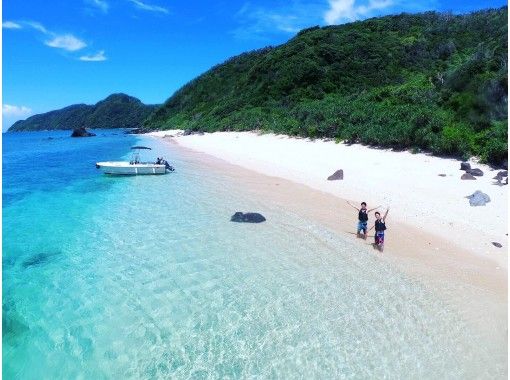 Our most popular item! Boat snorkeling in the blue waters of Amami & a secluded beach landing tour that can only be reached by boatの画像