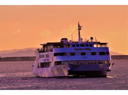 [Okinawa / Naha] Enjoy an elegant dinner cruise while listening to live music in the sunset or night view.の画像