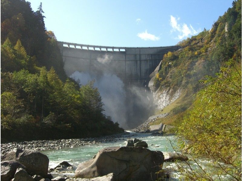 富山・立山町】【長野・大町市】ネーチャーウォーク・自然観察 黒部ダム河床コーストレッキング | アクティビティジャパン