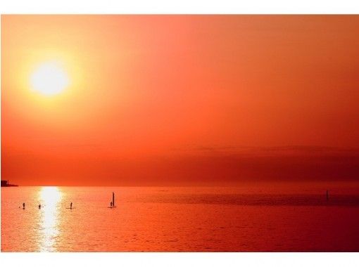 【沖縄・読谷村】１日で&rdquo;癒し&rdquo;と&rdquo;ドキドキ&rdquo;が味わえる！☆サンセット&ナイトSUPコース☆の画像