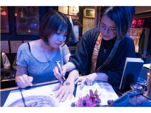 東京 中野 サブカル オタクの聖地 中野ブロードウェイの 坊主バー で おしゃか様のヘナ タトゥ アクティビティジャパン 東京 中野 サブカル オタクの聖地 中野ブロードウェイの 坊主バー で おしゃか様のヘナ タトゥ アクティビティジャパン