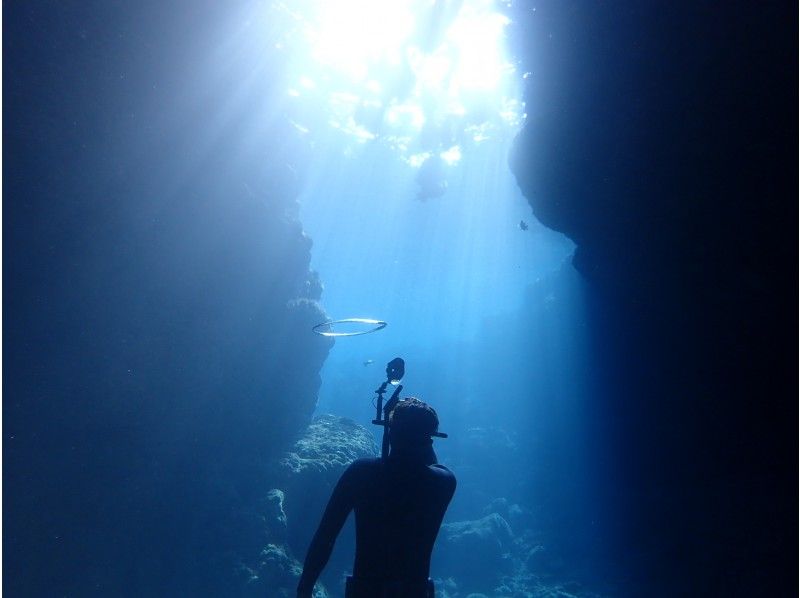 【沖縄・恩納村】青の洞窟体験ダイビング！気分はマーメイド♪ 水中写真無料プレゼント付き☆