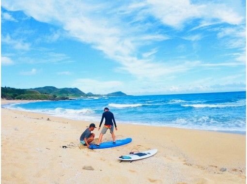 奄美大島で素敵なヨガサーファーになろ ビーチヨガ 体験サーフィン 初心者の方や男性も大歓迎です Gopro写真無料プレゼント トラベルコ