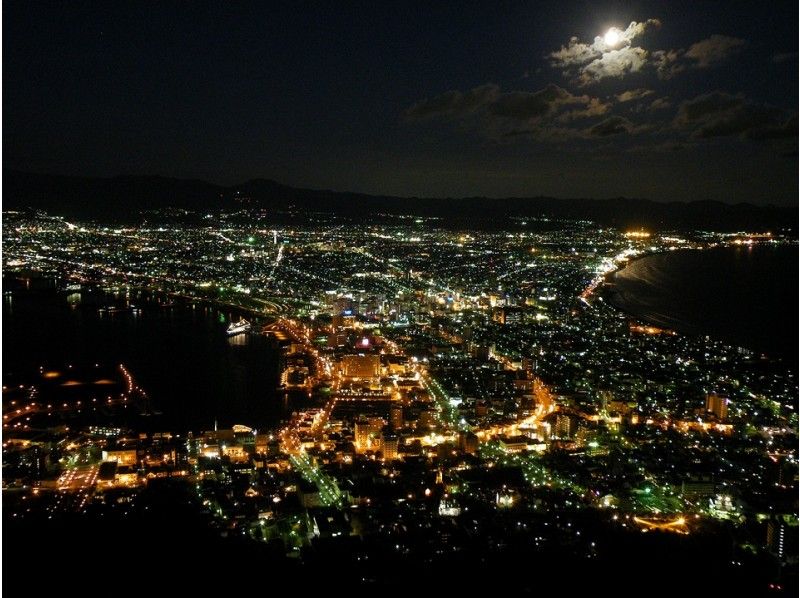 [北海道，函馆]令人印象深刻的灯光仿佛镶满了珠宝！函馆山夜景奖点灯课程（乘坐小型出租车90分钟）の紹介画像