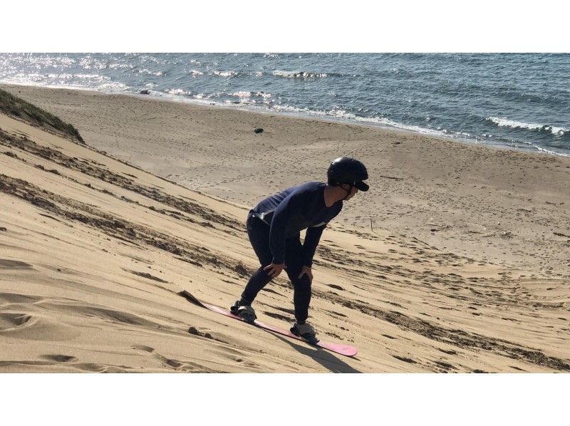 [Tottori ・ Tottori Dune] Thrilling! If you slip once, it's addictive! ? One after another addicted! Sandboard experienceの紹介画像