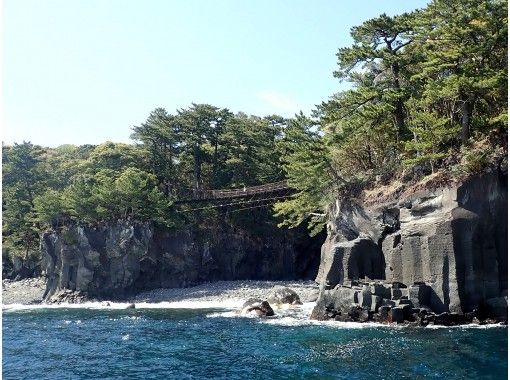 【伊豆高原】スリル満点！断崖絶壁に架かる吊り橋・城ケ崎海岸ジオウォーキングの画像