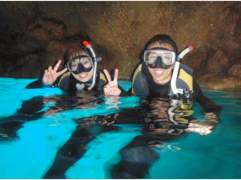 suzukitest_10【沖縄県・恩納村】青の洞窟感動シュノーケルツアー＆体験ダイビングロング（写真・餌付けシュノーケル付）