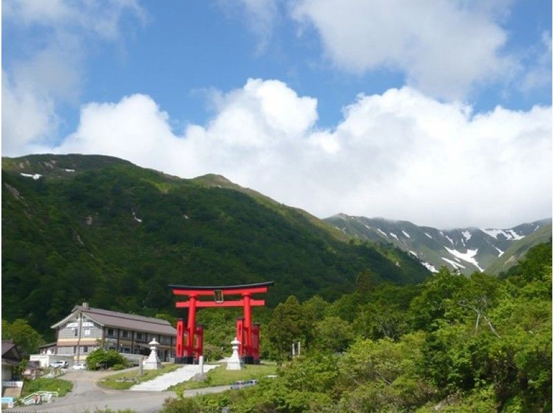 【山形・鶴岡駅発着ハイヤープラン】羽黒山五重塔・三神合祭殿と湯殿山参拝
