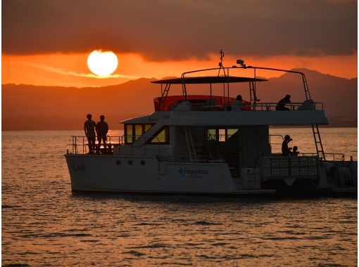 【石垣島】ダイナミックな夕陽を眺めるサンセットクルーズ！黄金色に輝くマジックアワーで感動体験の画像