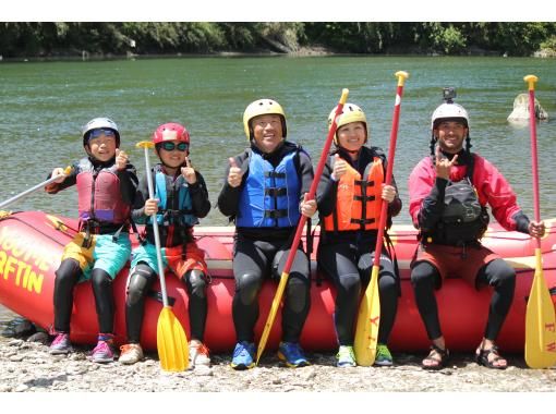 [ชิโกะกุ・ แม่น้ำโยชิโน] เพลิดเพลินไปกับธรรมชาติของแม่น้ำโยชิโนะ! ประสบการณ์กลางแจ้งกับทั้งครอบครัว! หลักสูตรครึ่งวันสำหรับครอบครัวの画像
