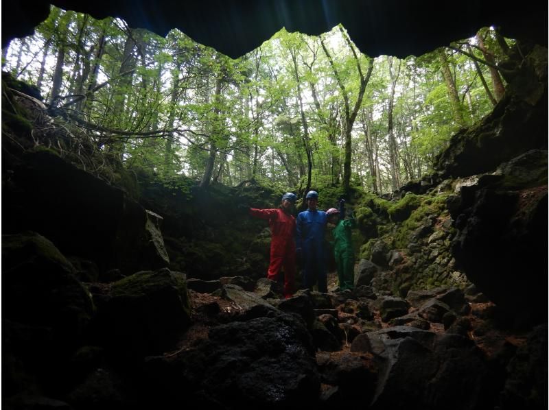 【山梨県・ケイビング】GWの行楽に・青木ヶ原樹海　森の散策と溶岩洞窟探検ツアーの紹介画像