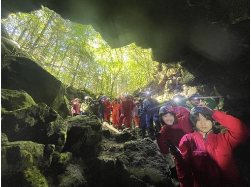 【山梨県・ケイビング】青木ヶ原樹海　森の散策と溶岩洞窟探検ツアーの画像