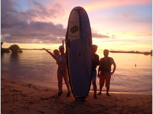 [Okinawa/Yomitan] [Limited to 1 group! Old private house rental plan] Enjoy the beautiful sunset of Okinawa from the sea! Impressive sunset SUP <photo data> with free gift bonusの画像