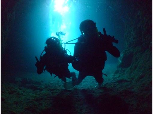 [Onna Village Blue Cave] Dive with a veteran instructor! Experience divingの画像