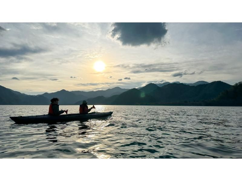 ≪เย็น 15:30 น. tour พายเรือแคนูชมทัศนียภาพอันงดงามที่ทะเลสาบชูเซ็นจิในนิกโก้ กลุ่มเล็ก สงวนไว้พร้อมรูปถ่ายの紹介画像