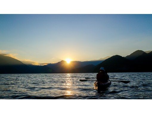 晚上在日光中禅寺湖的nagi独木舟 悠闲开始的壮丽景色 4岁 还可以 Activityjapan