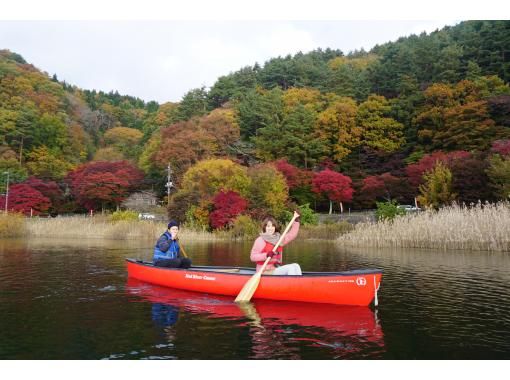 [Yamanashi Prefecture, Lake Kawaguchi] Autumn outings - Ride without getting wet - Lake Kawaguchi Canadian experience - 120-minute course - Canoeing on the lake & a trip to make memoriesの画像